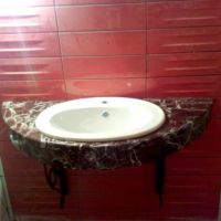 Фото столешницы под умывальник из мрамора Rosso Levanto