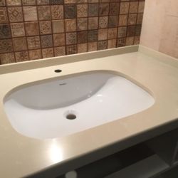 Столешница для ванной комнаты из кварцита (искусственного камня) BQ8430 Boticcino