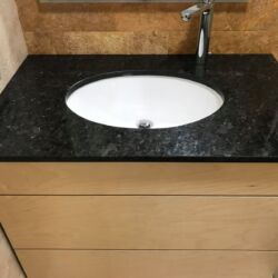 Столешница из украинского лабрадорита Неверовского месторождения Столешница из Неверовского лабрадорита в деталях. Фото 2