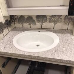 Столешница под умывальник из кварцита Caesarstone 6270 Atlantic Salt (Израиль). Столешница под умывальник из кварцита Caesarstone 6270 Atlantic Salt. Фото 3