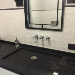 Плоское дно умывальника на столешнице из камня (Caesarstone 5100 Vanilla Noir) Столешница с плоским дном умывальника. Изготовлена из кварцита Caesarstone 5100 Vanilla Noir.