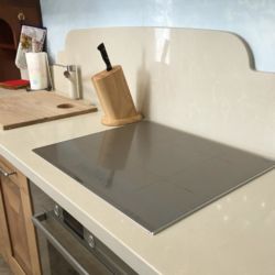 Столешница с фигурным фартуком из кварцевого камня Vicostone BQ8430 Boticcino