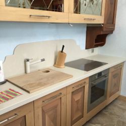 Кухонная столешница с фигурным фартуком из кварцевого камня Vicostone BQ8430 Boticcino