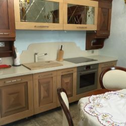 Кухонная столешница с фигурным фартуком из кварцита Vicostone BQ8430 Boticcino