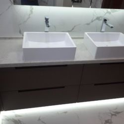 Столешница из кварцевого камня, фактура которого напоминает натуральный мрамор