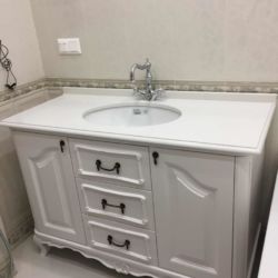 Столешница с фигурным торцом из кварцита Atem White 1116 Столешницы для сан.узла из кварцита Атем