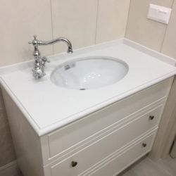 Столешница для сан.узла из кварцита Атем Столешница из искусственного камня для ванной комнаты. Торец столешницы фигурный.