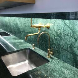 Стільниця з натурального каменю - мармуру Verde Guatemala (Індія) Стільниця з мармуру Verde Guatemala. Фото 1