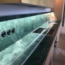 Столешница из натурального индийского мрамора Verde Guatemala Столешница из индийского мрамора Verde Guatemala. Фото 2