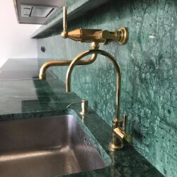Столешница из мрамора Verde Guatemala в деталях Отверстие для мойки в мраморной столешнице. Фото 3