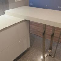 Столешница и барная стойка из кварцевого камня под заказ Столешницы из белого кварцита изготовлены и смонтированы в разных уровнях