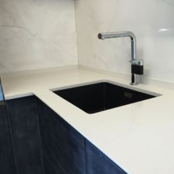 Вырез для мойки нижнего монтажа на кухонной столешнице из кварцита Атем White 1117 (страна производства - Украина)