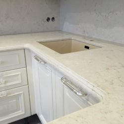 Кухонные столешница и фартук из кварцита Caesarstone 5212