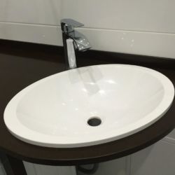 Столешница из кварцита. Монтаж с помощью каменной ноги.