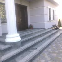 Входная группа из гранита и ее особенности