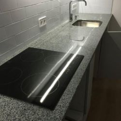 Фото столешницы из Покостовского гранита