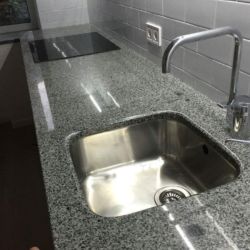 Фото столешницы из Покостовского гранита с нижней мойкой