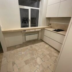 Вироби з травертину для кухні (фото2).
У цьому проекті стільницю, підвіконня і стінову панель зроблено з натурального каменю - травертину. Вироби з травертину для кухні